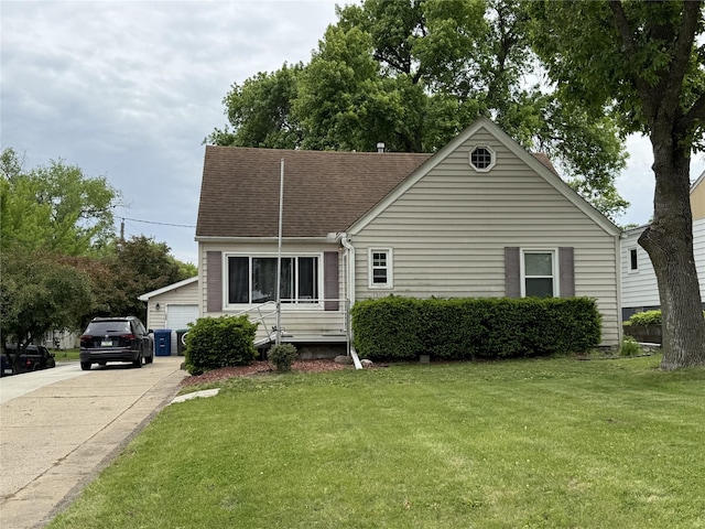 1300 Shawnee Ave, Des Moines, IA 50313 - view of front facade featuring a front yard and roof with shingles