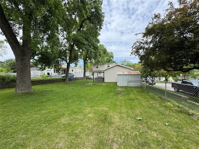 1300 Shawnee Ave, Des Moines, IA 50313 - view of yard