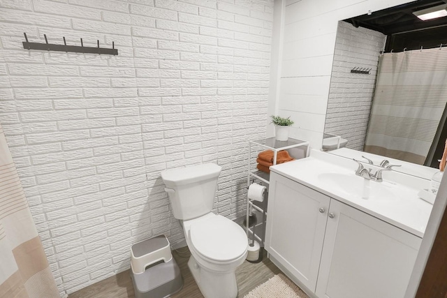 216 E 9th St, Pella, IA 50219 - full bath with toilet, vanity, a shower with curtain, and wood finished floors