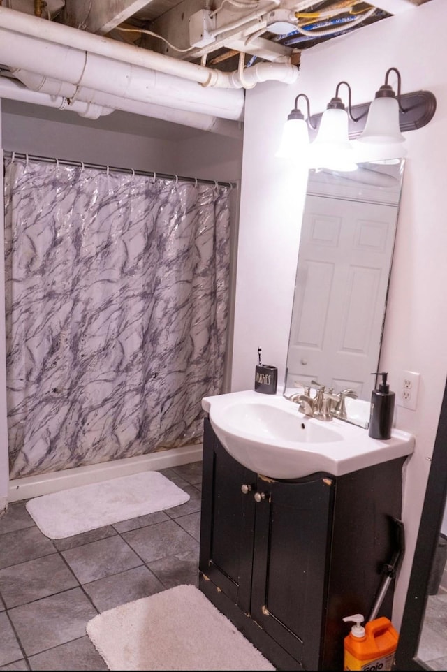 2326 E 39th Ct, Des Moines, IA 50317 - bathroom with vanity, curtained shower, and tile patterned flooring