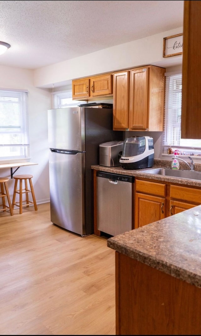 2326 E 39th Ct, Des Moines, IA 50317 - kitchen with stainless steel appliances, a sink, plenty of natural light, and a textured ceiling