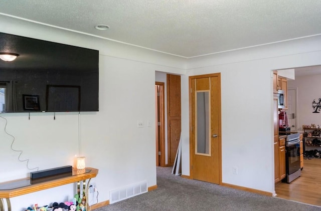 2326 E 39th Ct, Des Moines, IA 50317 - living area with baseboards and light carpet