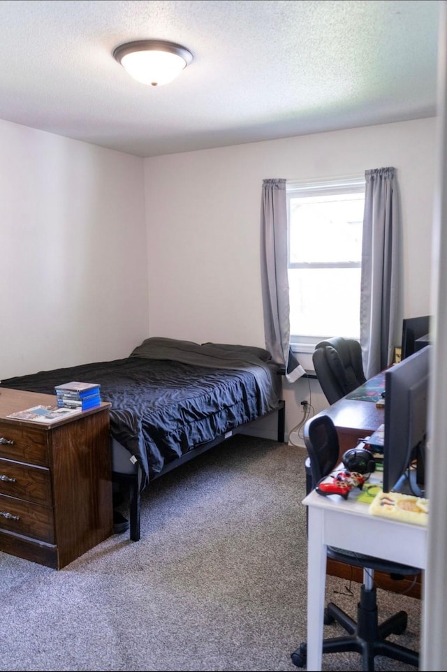 2326 E 39th Ct, Des Moines, IA 50317 - carpeted bedroom featuring a desk and a textured ceiling