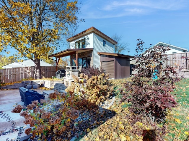 1314 Glenway Dr, Newton, IA 50208 - back of house featuring a fenced backyard and a garage