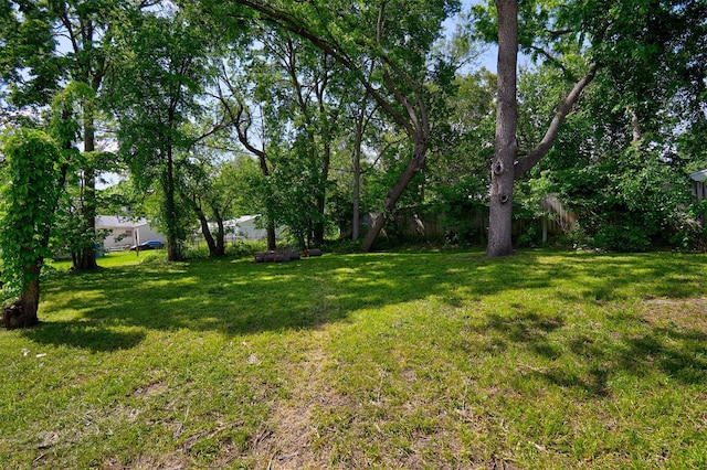 2112 E 23rd St, Des Moines, IA 50317 - view of grassy yard