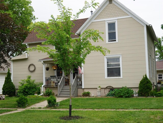 318 W Green St, Winterset, IA 50273 - view of front of house featuring a front lawn and a porch