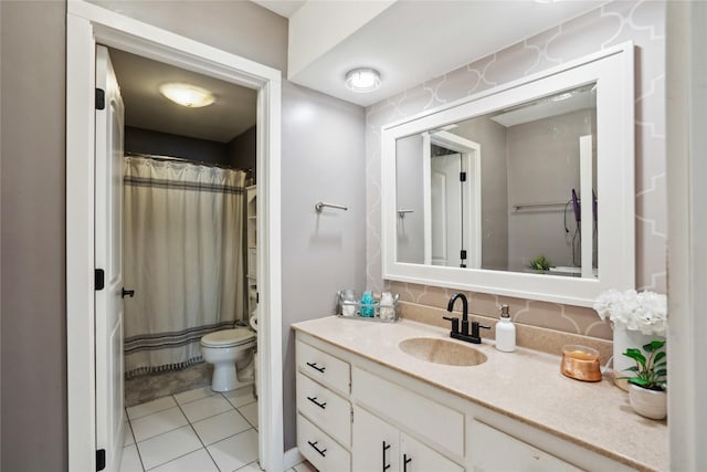 743 15th St, Nevada, IA 50201 - full bathroom featuring toilet, vanity, backsplash, tile patterned flooring, and curtained shower