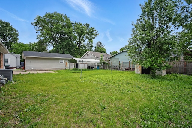 2620 Arnold Rd, Des Moines, IA 50310 - view of yard featuring a carport and central AC