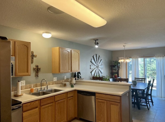 3799 Village Run Dr Unit 512, Des Moines, IA 50317 - kitchen featuring stainless steel appliances, a sink, a textured ceiling, a peninsula, and light countertops