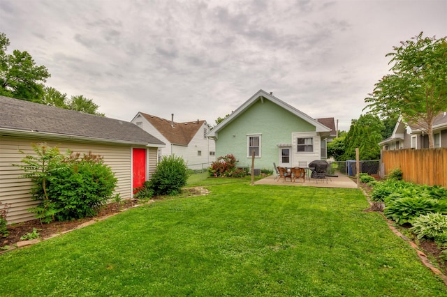 1058 40th St, Des Moines, IA 50311 - back of property with a patio area and stucco siding