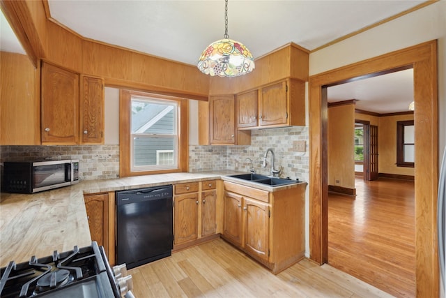1439 46th St, Des Moines, IA 50311 - kitchen featuring stainless steel appliances, a sink, light wood finished floors, crown molding, and backsplash