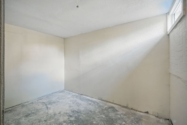 2407 E Tiffin Ave, Des Moines, IA 50317 - view of empty room