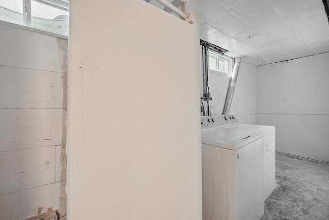 2407 E Tiffin Ave, Des Moines, IA 50317 - laundry room featuring independent washer and dryer