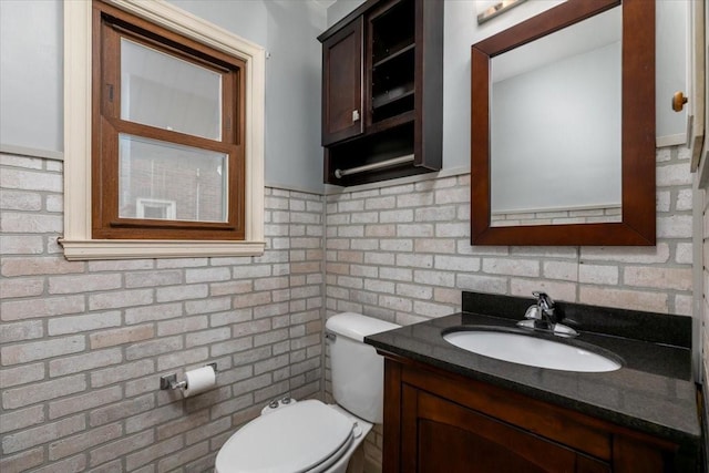 862 40th Pl, Des Moines, IA 50312 - half bathroom with vanity and toilet