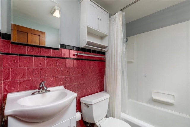 862 40th Pl, Des Moines, IA 50312 - full bathroom with toilet, tile walls, shower / tub combo with curtain, and vanity