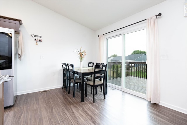 2357 Shadow Creek Cir, Des Moines, IA 50320 - dining room with dark wood finished floors, vaulted ceiling, and baseboards