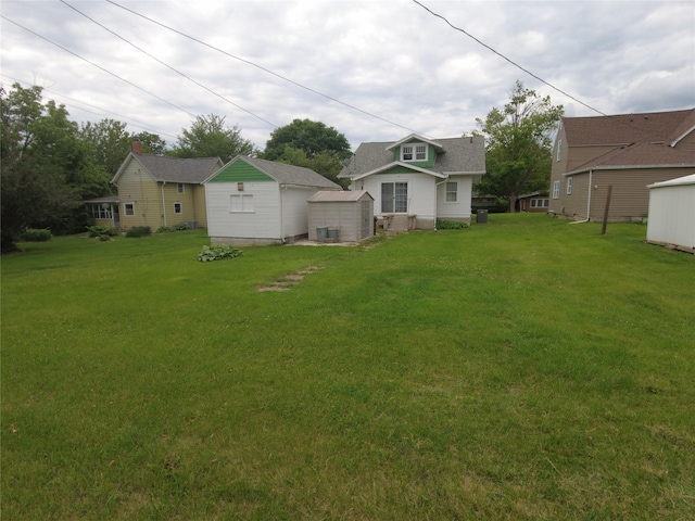 627 7th St, Nevada, IA 50201 - view of green lawn