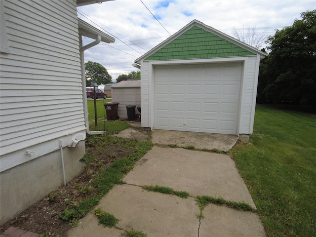 627 7th St, Nevada, IA 50201 - detached garage with concrete driveway
