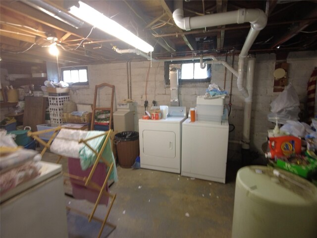 627 7th St, Nevada, IA 50201 - below grade area featuring independent washer and dryer