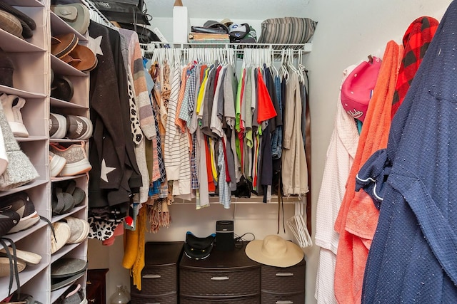 2518 E 39th Ct, Des Moines, IA 50317 - view of walk in closet
