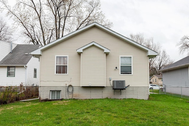 2518 E 39th Ct, Des Moines, IA 50317 - back of property with cooling unit