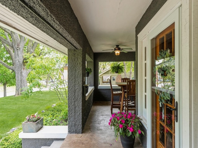 912 45th St, Des Moines, IA 50312 - view of patio featuring a ceiling fan