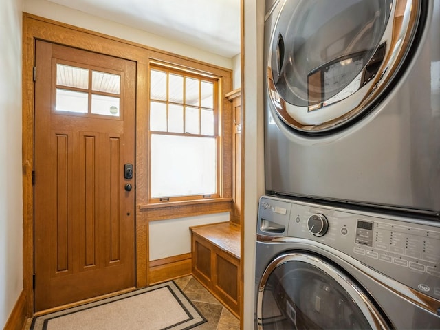 912 45th St, Des Moines, IA 50312 - laundry area featuring stacked washer / drying machine