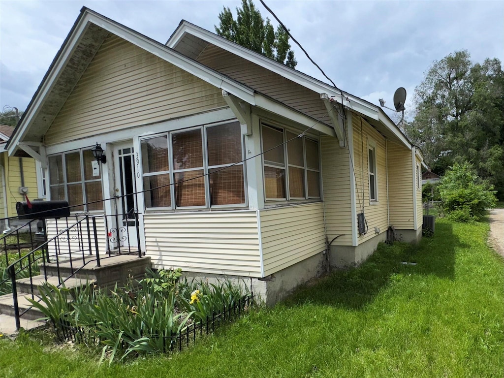 3910 2nd Ave, Des Moines, IA 50313 - view of front of property featuring a front yard