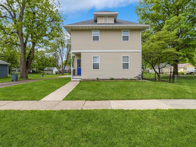 601 S 3rd Ave E, Newton, IA 50208 - traditional style home with a shingled roof