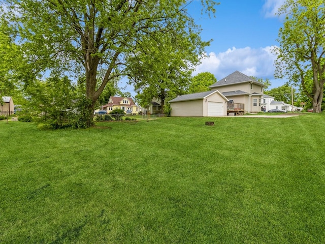 601 S 3rd Ave E, Newton, IA 50208 - view of yard featuring a garage