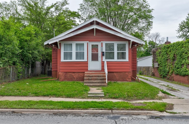 2403 E 14th St, Des Moines, IA 50316 - view of front facade featuring entry steps