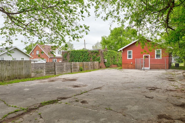 2403 E 14th St, Des Moines, IA 50316 - view of patio