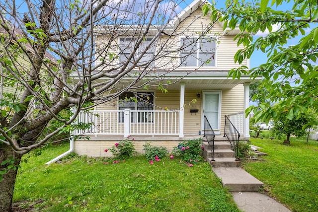 1540 8th St, Des Moines, IA 50314 - view of front of house with covered porch and a front lawn