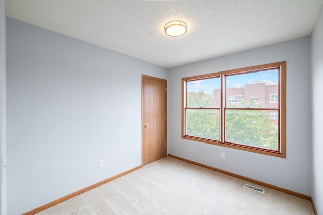 1540 8th St, Des Moines, IA 50314 - empty room featuring light colored carpet and baseboards