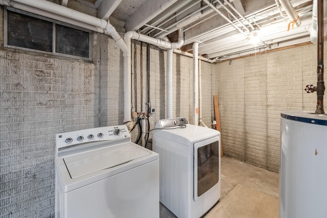 1540 8th St, Des Moines, IA 50314 - washroom featuring washing machine and dryer and water heater