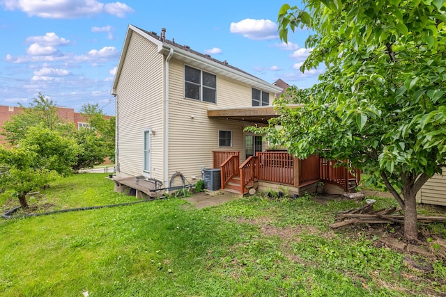 1540 8th St, Des Moines, IA 50314 - back of house featuring a deck and a yard