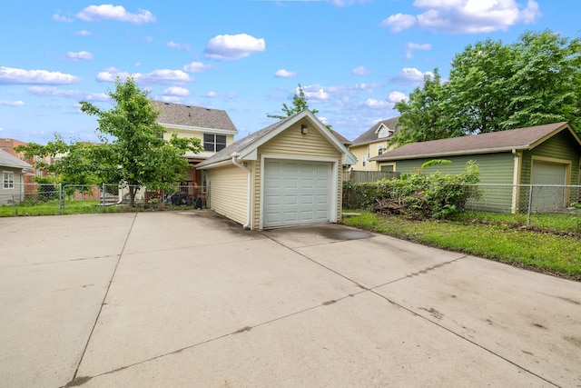1540 8th St, Des Moines, IA 50314 - detached garage with concrete driveway