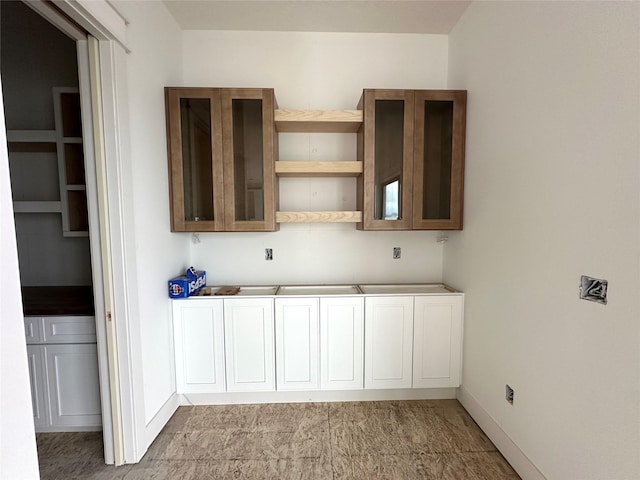 1410 NW Bull Run Ct, Waukee, IA 50263 - bar area with baseboards