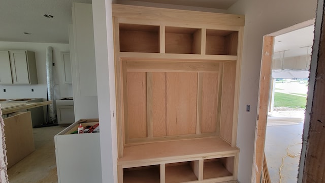 2313 Green Leaf Cir, Norwalk, IA 50211 - view of mudroom