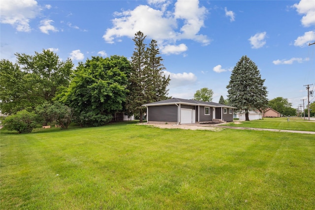 204 W Washington St, Montezuma, IA 50171 - view of front facade with a garage and a front lawn