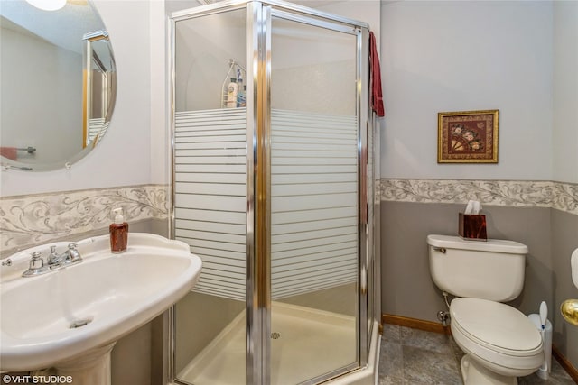 408 W 13th St N, Newton, IA 50208 - full bathroom with a sink, toilet, and a stall shower