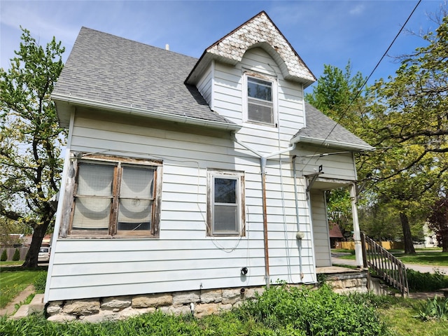 414 E Robinson St, Knoxville, IA 50138 - view of property exterior with a shingled roof
