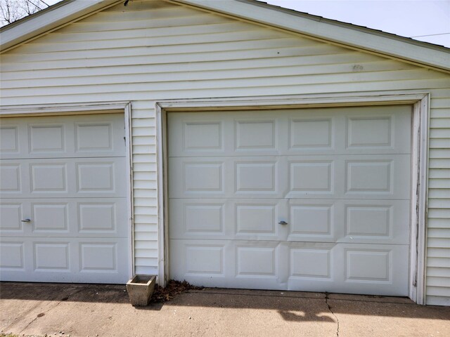 414 E Robinson St, Knoxville, IA 50138 - view of garage