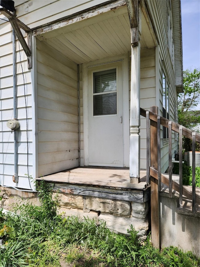 414 E Robinson St, Knoxville, IA 50138 - view of doorway to property