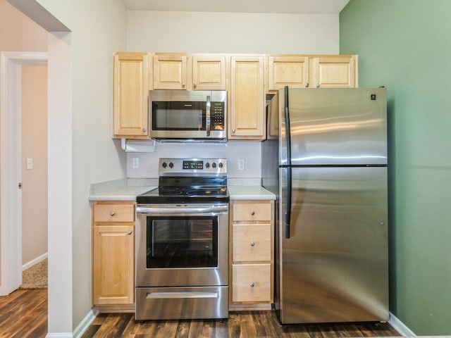 6255 Beechtree Dr Unit 4304, West Des Moines, IA 50266 - kitchen featuring stainless steel appliances, light brown cabinets, dark wood-type flooring, light countertops, and baseboards