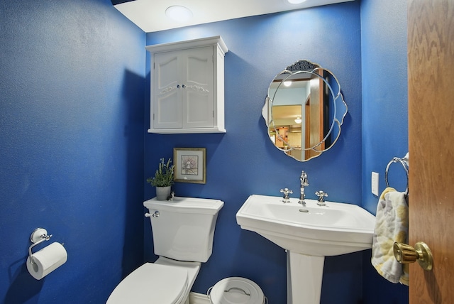 711 36th St, West Des Moines, IA 50265 - half bathroom featuring toilet