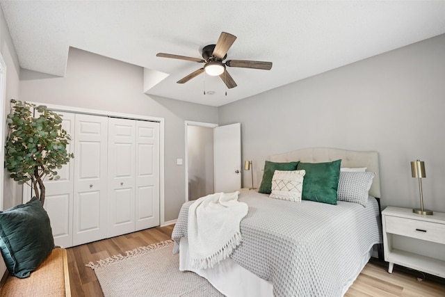 827 40th Pl, Des Moines, IA 50312 - bedroom featuring wood finished floors, a closet, and ceiling fan