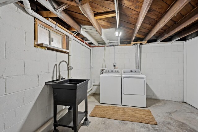 827 40th Pl, Des Moines, IA 50312 - washroom featuring washing machine and clothes dryer