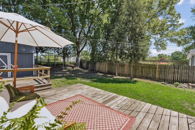 827 40th Pl, Des Moines, IA 50312 - deck with a fenced backyard and a storage unit