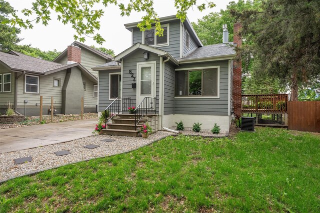 827 40th Pl, Des Moines, IA 50312 - view of front of home with roof with shingles and driveway